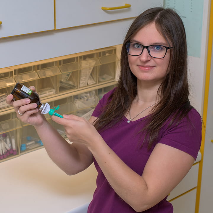 Dr. med. Stefanie Möller, Leistungen (Schwester zieht eine Spritz auf)
